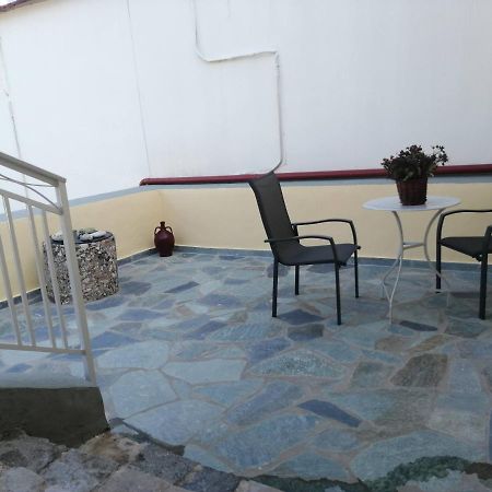 Sunny Cozy House With Grand Courtyard Apartment เลโอนีดีออน ภายนอก รูปภาพ