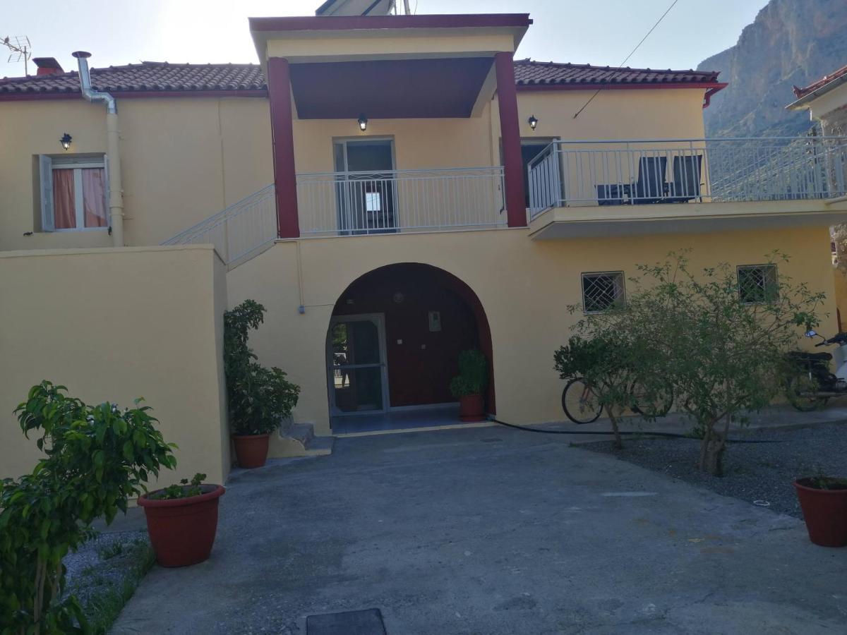 Sunny Cozy House With Grand Courtyard Apartment เลโอนีดีออน ภายนอก รูปภาพ