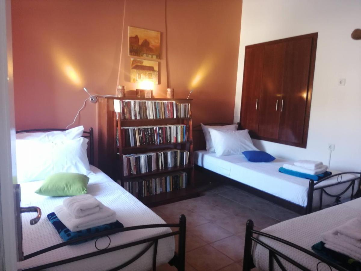 Sunny Cozy House With Grand Courtyard Apartment เลโอนีดีออน ภายนอก รูปภาพ