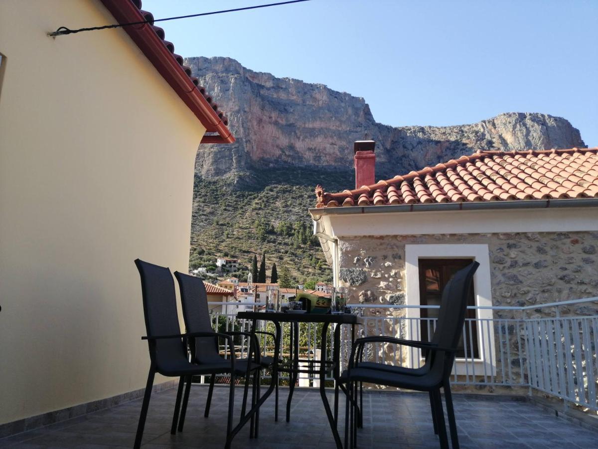 Sunny Cozy House With Grand Courtyard Apartment เลโอนีดีออน ภายนอก รูปภาพ