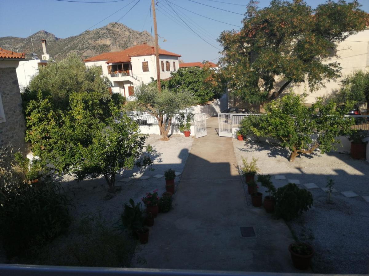 Sunny Cozy House With Grand Courtyard Apartment เลโอนีดีออน ภายนอก รูปภาพ