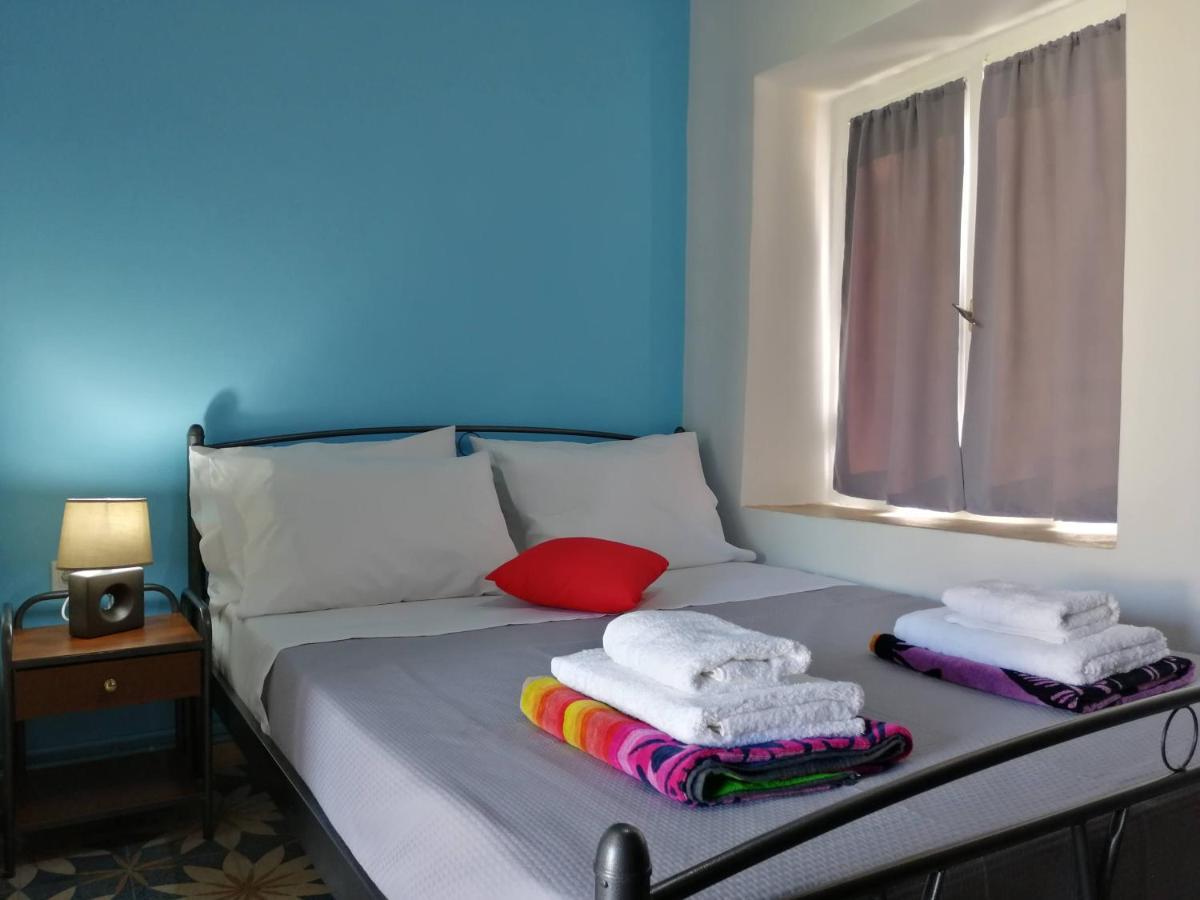 Sunny Cozy House With Grand Courtyard Apartment เลโอนีดีออน ภายนอก รูปภาพ