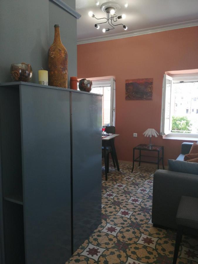 Sunny Cozy House With Grand Courtyard Apartment เลโอนีดีออน ภายนอก รูปภาพ
