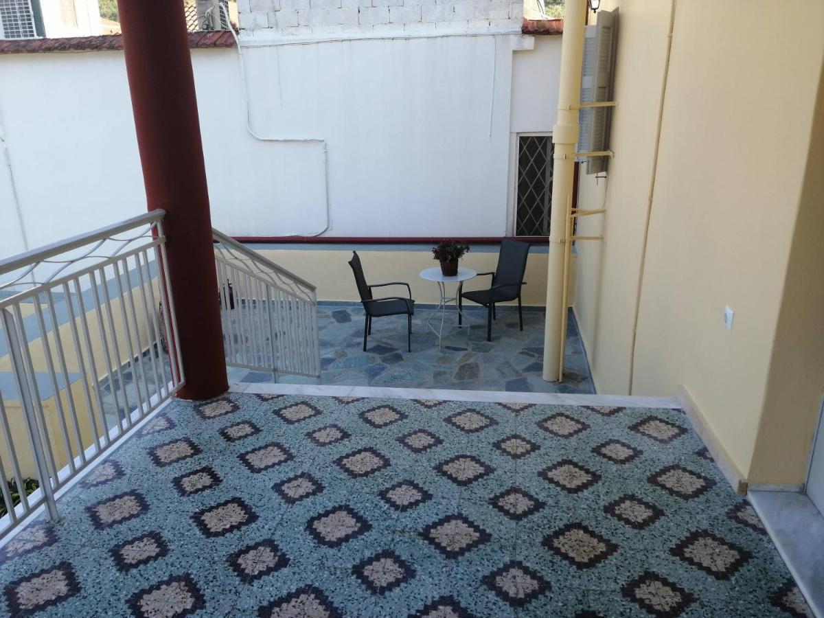Sunny Cozy House With Grand Courtyard Apartment เลโอนีดีออน ภายนอก รูปภาพ