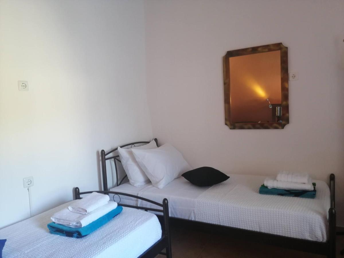 Sunny Cozy House With Grand Courtyard Apartment เลโอนีดีออน ภายนอก รูปภาพ