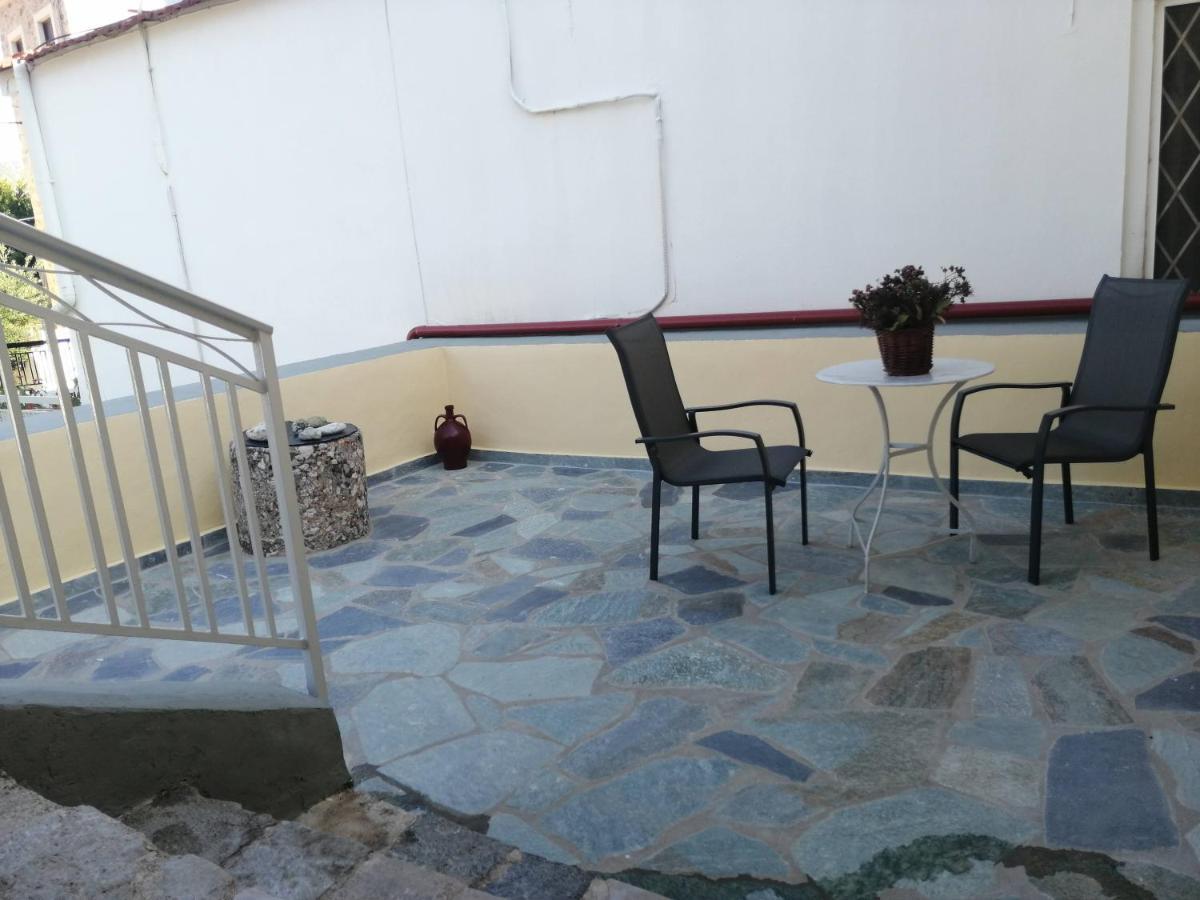 Sunny Cozy House With Grand Courtyard Apartment เลโอนีดีออน ภายนอก รูปภาพ