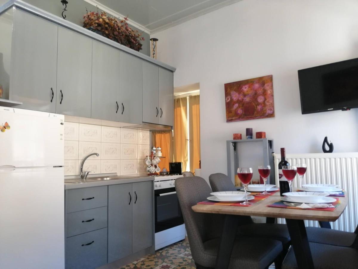 Sunny Cozy House With Grand Courtyard Apartment เลโอนีดีออน ภายนอก รูปภาพ