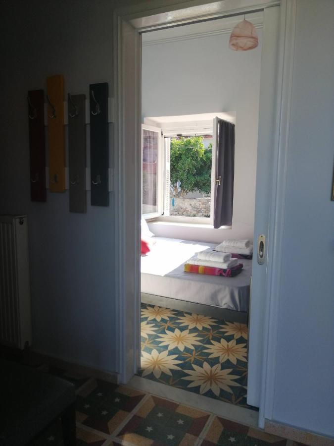 Sunny Cozy House With Grand Courtyard Apartment เลโอนีดีออน ภายนอก รูปภาพ