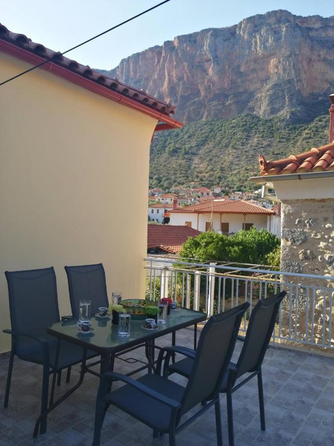 Sunny Cozy House With Grand Courtyard Apartment เลโอนีดีออน ภายนอก รูปภาพ
